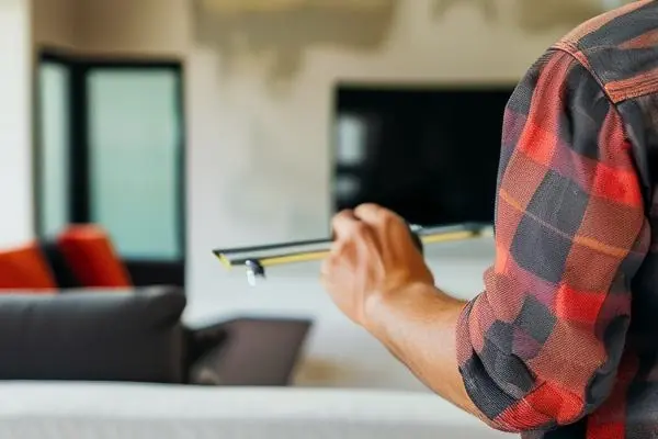 业主使用装修验收工具检查墙面质量