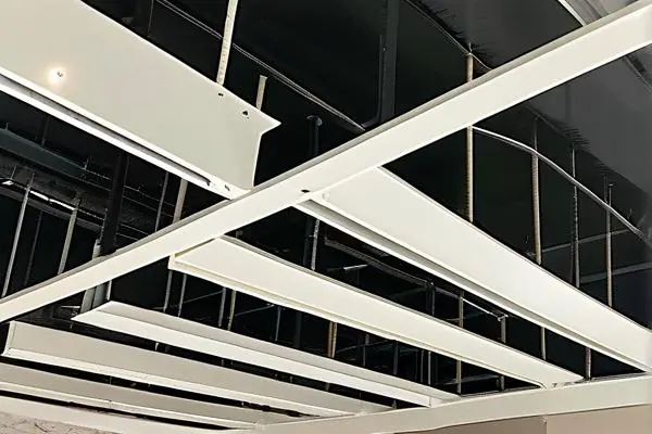 吊顶龙骨布置施工现场