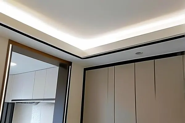 工人安装铝扣板吊顶施工现场实拍图